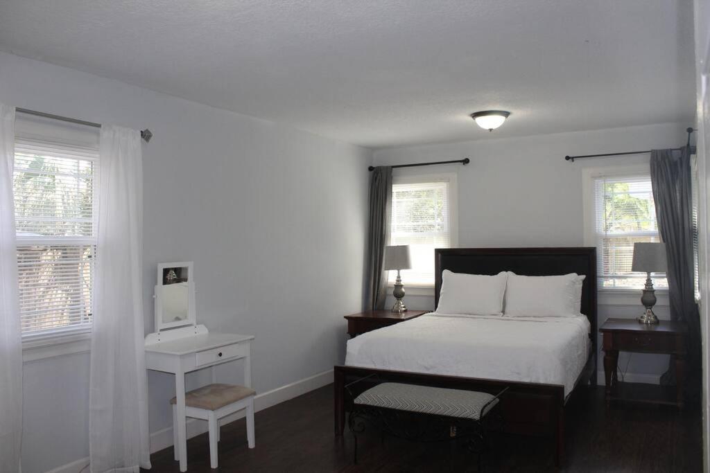 ☆The Oasis In Murray Hill☆ -Sleeps 8- Wifi- Cozy ジャクソンビル エクステリア 写真
