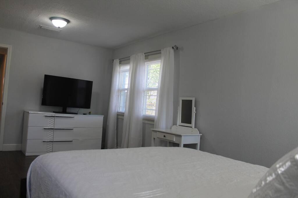 ☆The Oasis In Murray Hill☆ -Sleeps 8- Wifi- Cozy ジャクソンビル エクステリア 写真