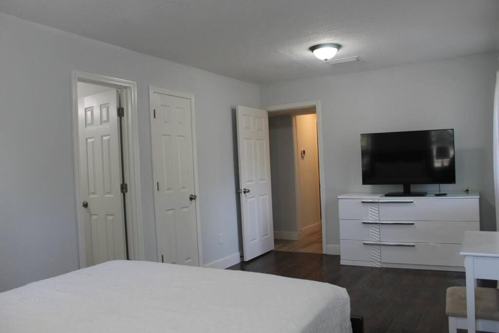 ☆The Oasis In Murray Hill☆ -Sleeps 8- Wifi- Cozy ジャクソンビル エクステリア 写真